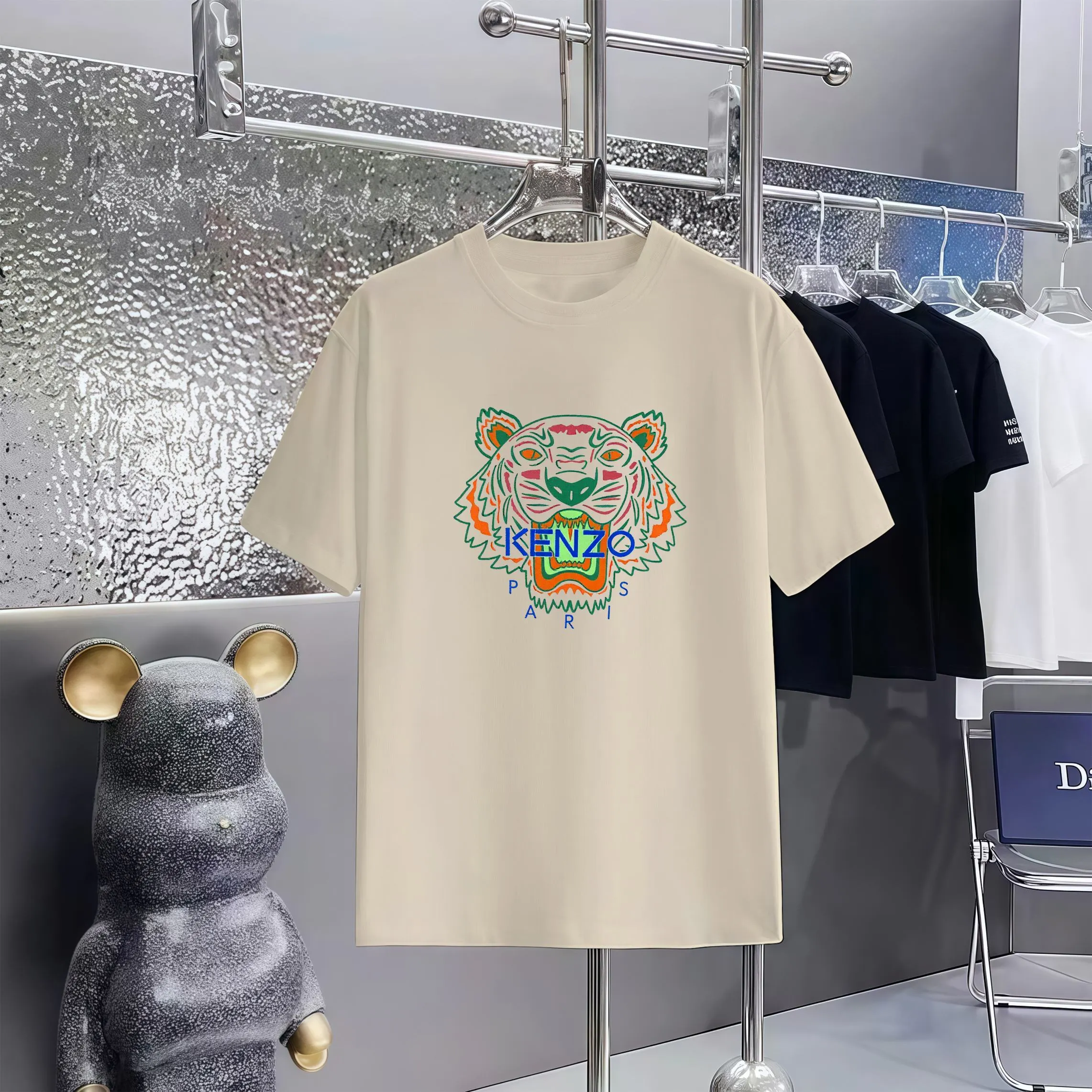 KENZO Printed round neck short-sleeved T-shirt 1:1 paired fabric 300g terry high weight 100% pure cotton Pre-shrunk 1×1 double yarn will not deform for a lifetime Men's and women's Same Style Official website details Alphabet logo printing Complete three labels Moisture-proof paper Distinguishes market currency Feel free to compare OXS version Can wear up to 200 pounds without pressure Comfortable and stylish upper body Colors: Black, White, Apricot, Red, Smoke Gray Size：XS-L